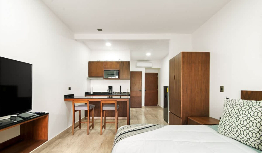 Room 5, Spacious Loft w Garden View Pool Jacuzzi GYM, Cozumel