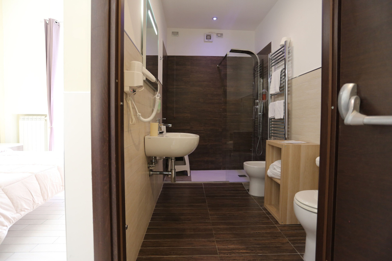Bathroom 5, Suite 39 Guest House, Salerno