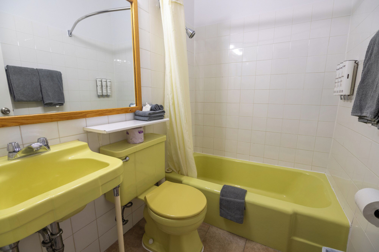Bathroom 4, Hotel Les Mouettes, Sept-Rivières--Caniapiscau