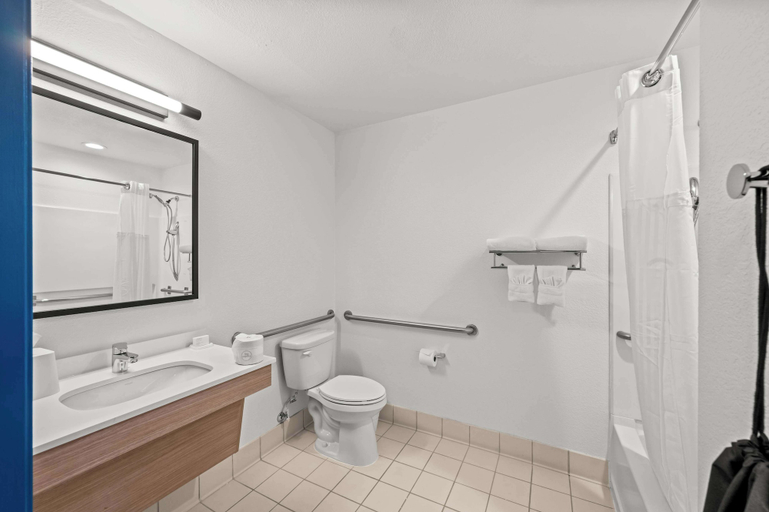 Bathroom 4, Spark by Hilton Sterling Dulles Airport, Loudoun