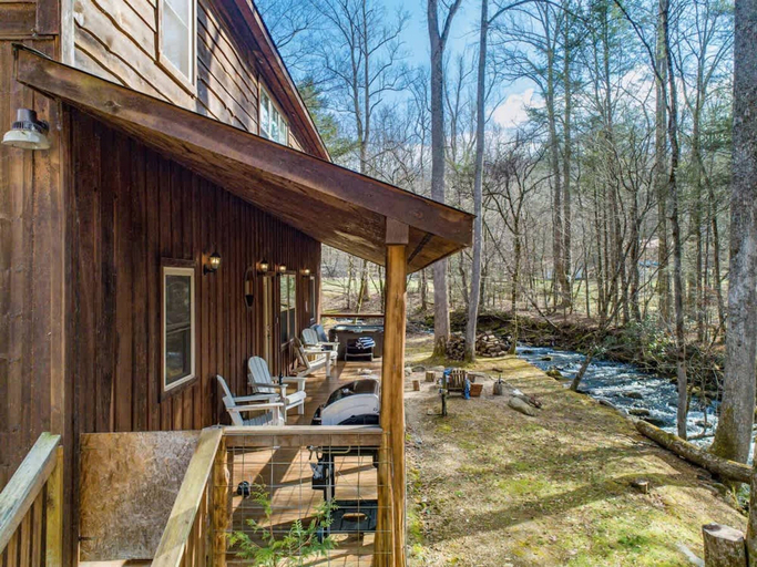 Room 4, Charming Smoky Mountain Cabin w Hot tub Views, Sevier