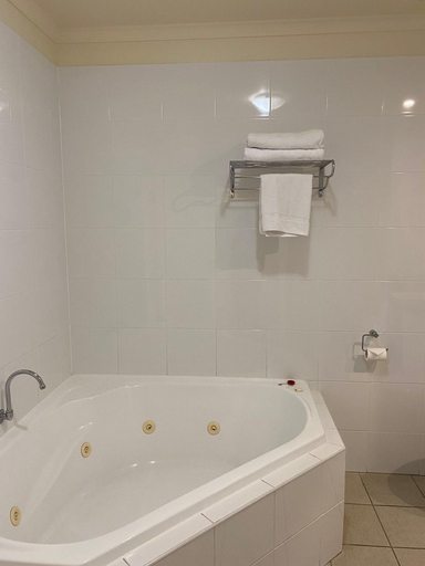 Bathroom 5, Links Lady Bay Resort, Yankalilla