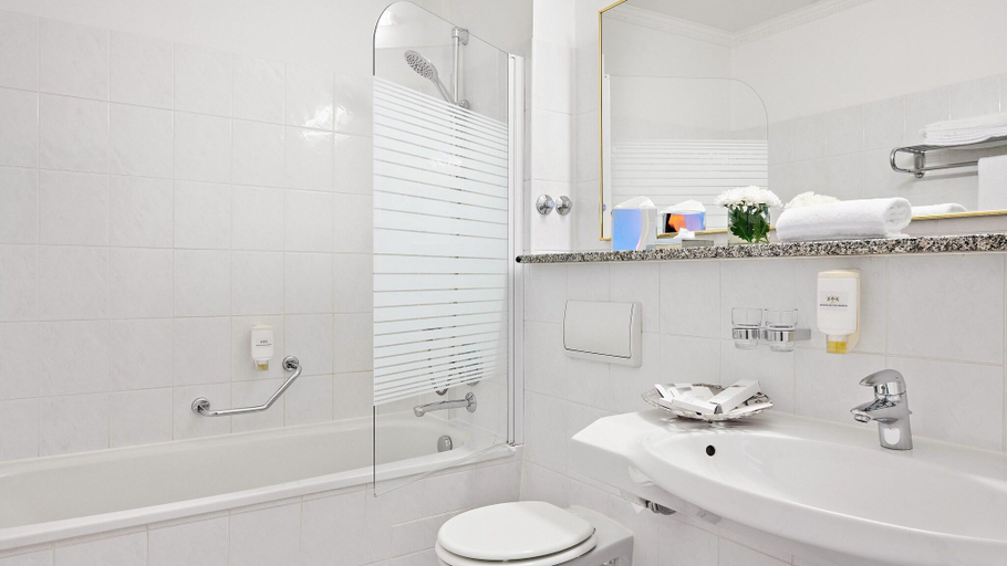 Bathroom 4, Hotel Bayerischer Hof Dresden, Dresden