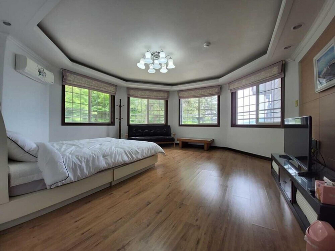 Bedroom 2, Palsecjo Pension, Geoje