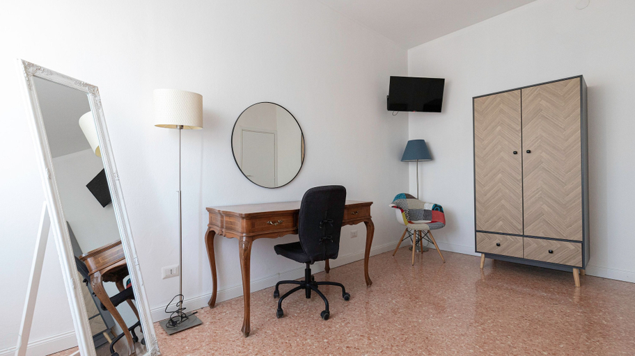 Room 5, Risorgimento 99 A in Sesto San Giovanni, Milano
