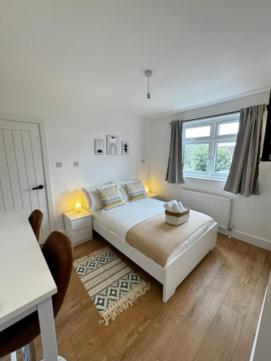 Others 2, Private room in Modern and Stylish House, London