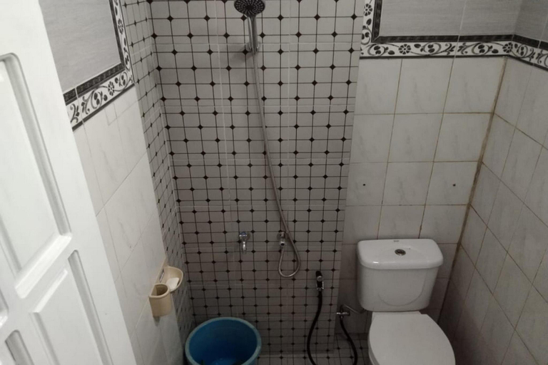 Bathroom 4, Hotel O Penginapan Kryani, Paser