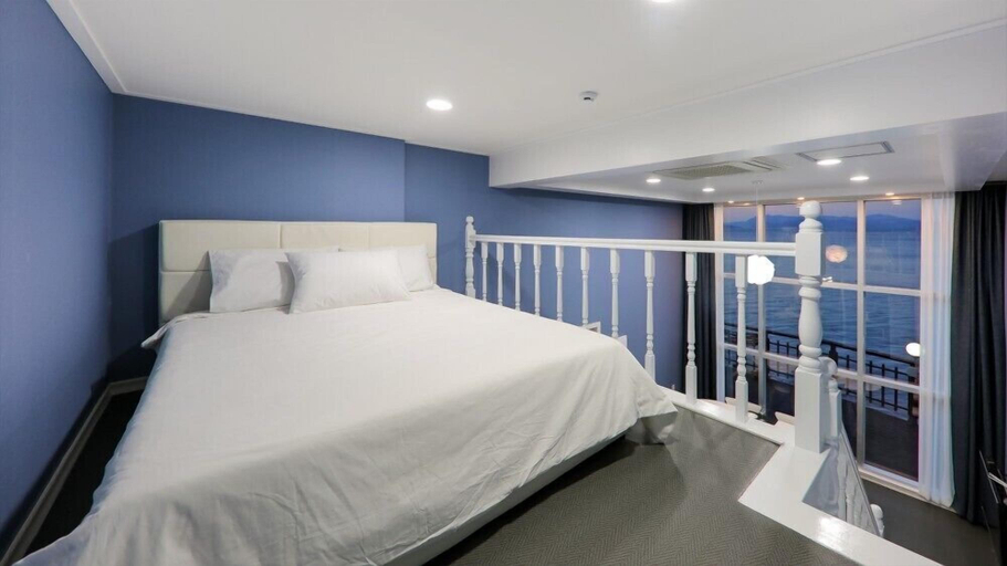 Bedroom 2, Blue and white pension, Geoje