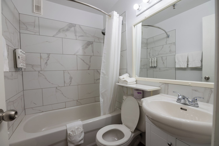 Bathroom 4, Hotel Les Mouettes, Sept-Rivières--Caniapiscau