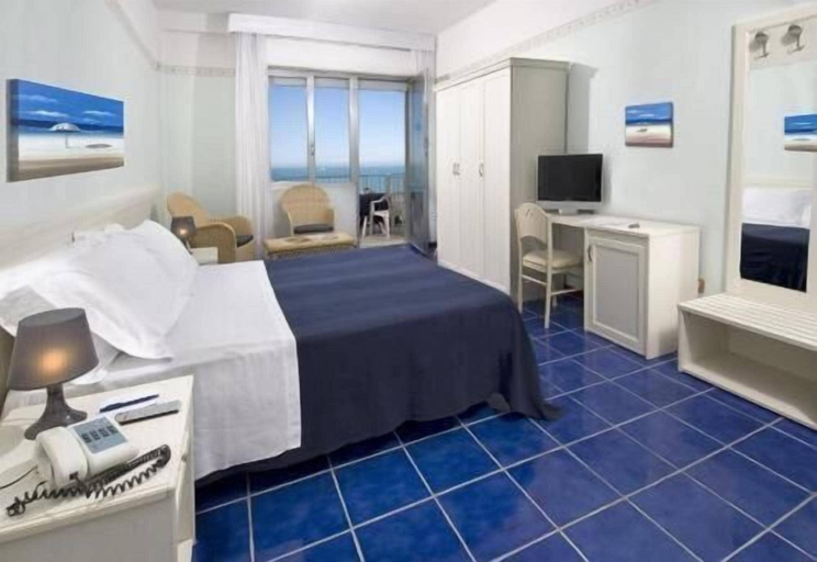 Bedroom 2, Hotel Caravelle, Rimini