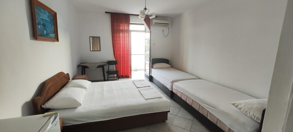 Bedroom 2, Villa Paris Apartments