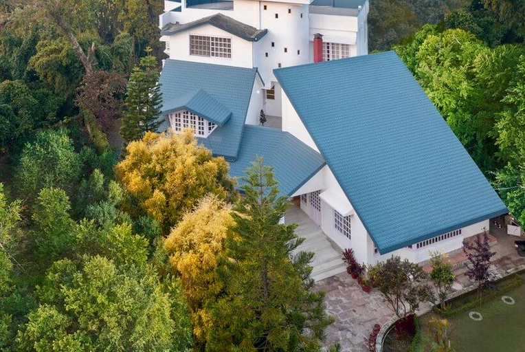 Exterior & Views