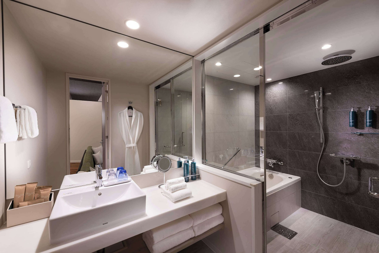 Bathroom 5, DoubleTree by Hilton Tokyo Ariake, Kōtō