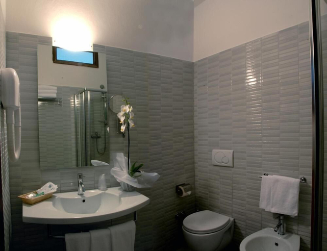 Bathroom 4, Hotel Caravelle, Rimini