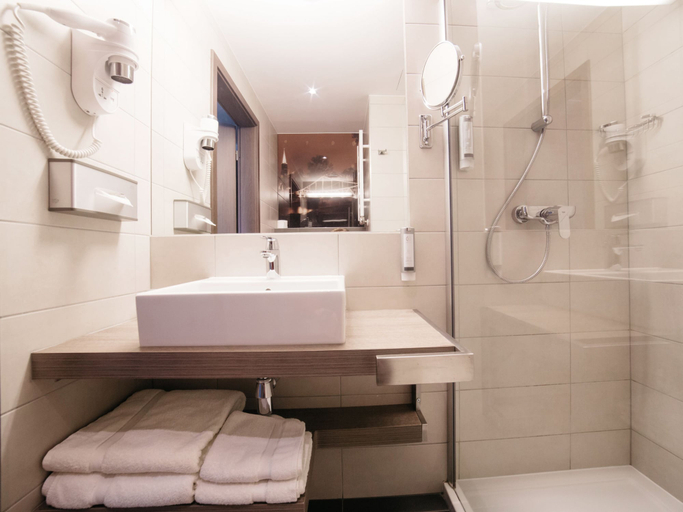 Bathroom 4, Q Hotel Plus Wroclaw, Środa Śląska