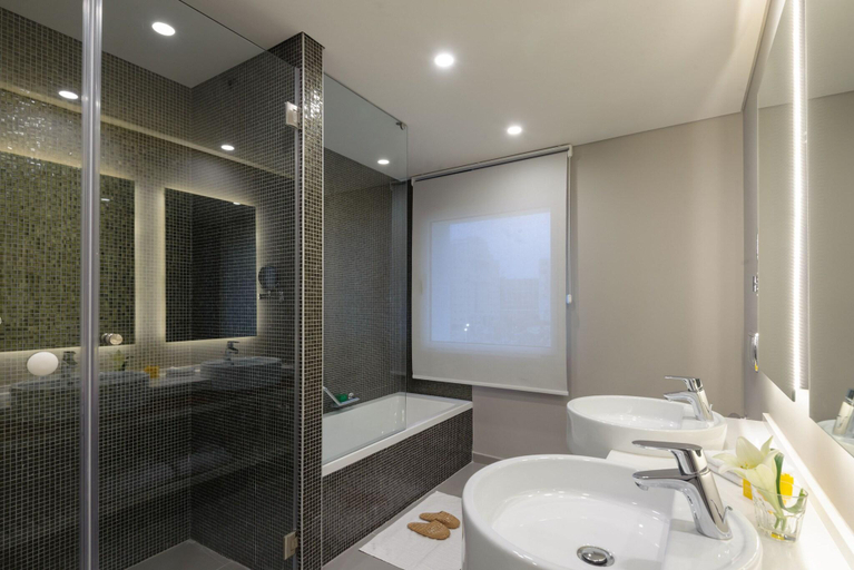 Bathroom 5, Leonardo Plaza Netanya by the beach