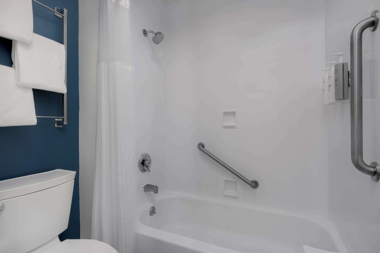 Bathroom 3, Spark by Hilton Savannah Midtown, Chatham