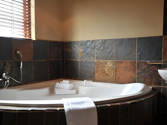 Bathroom, Seasons Golf, Leisure and Spa, Bojanala