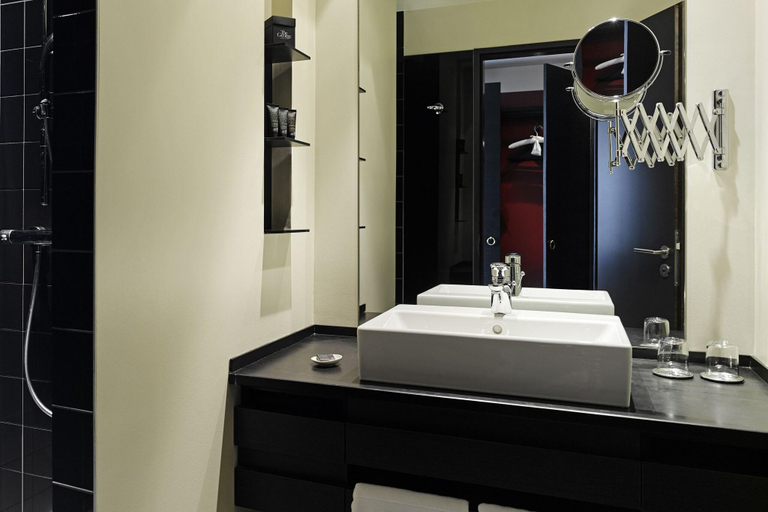 Bathroom 4, The George Hotel, Hamburg