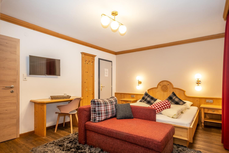 Others 4, Mara's Little Boutique Sleepover - Budget Holiday Home, Zell am See