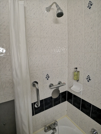 Bathroom 5, Lancaster Hall Hotel, London