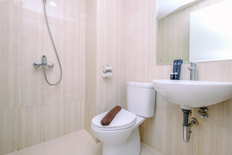 Bathroom 2, Comfort Studio at Sentul Tower Apartment By Travelio, Bogor