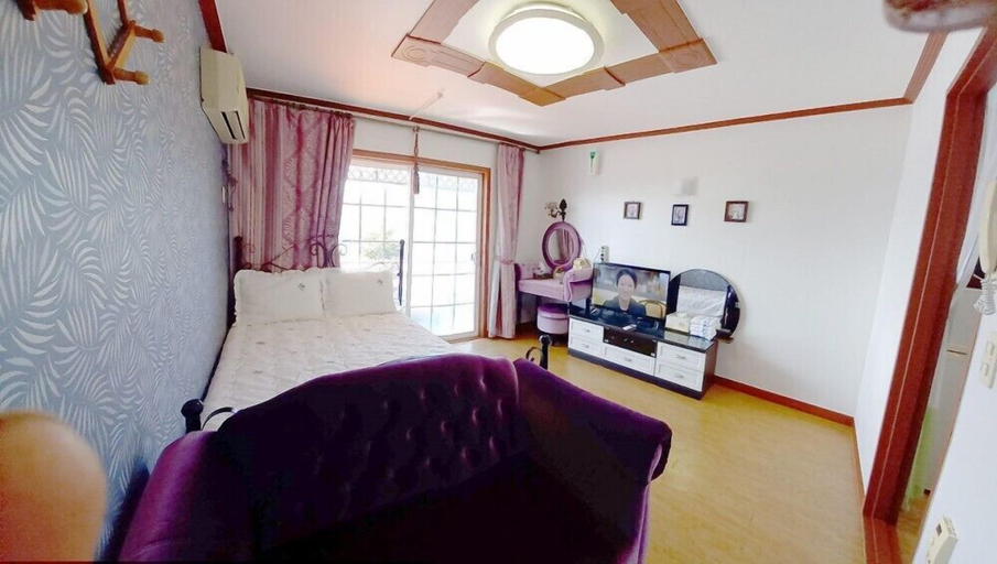 Bedroom 3, Mangyang Full House, Geoje