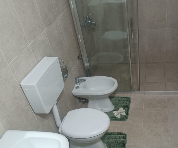 Bathroom 2, Bari Cottage, Bari