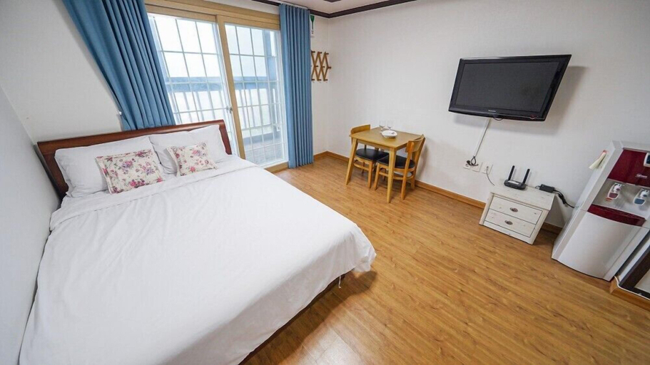 Bedroom 2, Geoje Cheongsol Pension, Geoje
