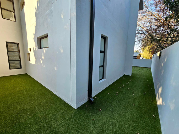 Others 5, 2BR Apt with 2 Kitchens & Balcony, City of Johannesburg