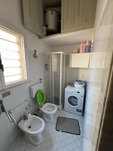 Bathroom 3, A due passi, Trapani