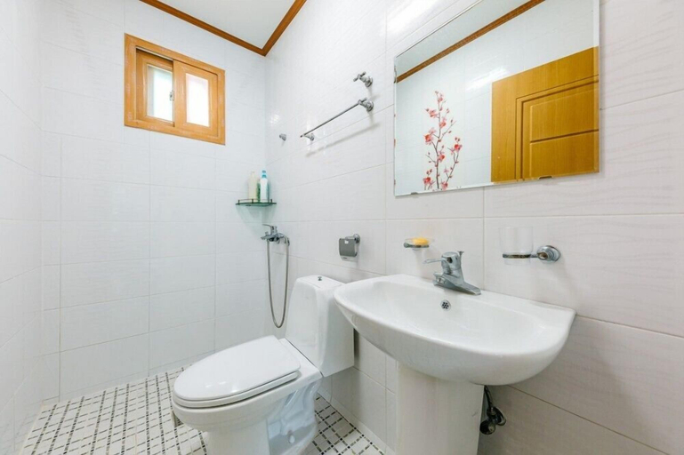 Bathroom 4, Youngwol Cloud Garden Pension, Yeongwol