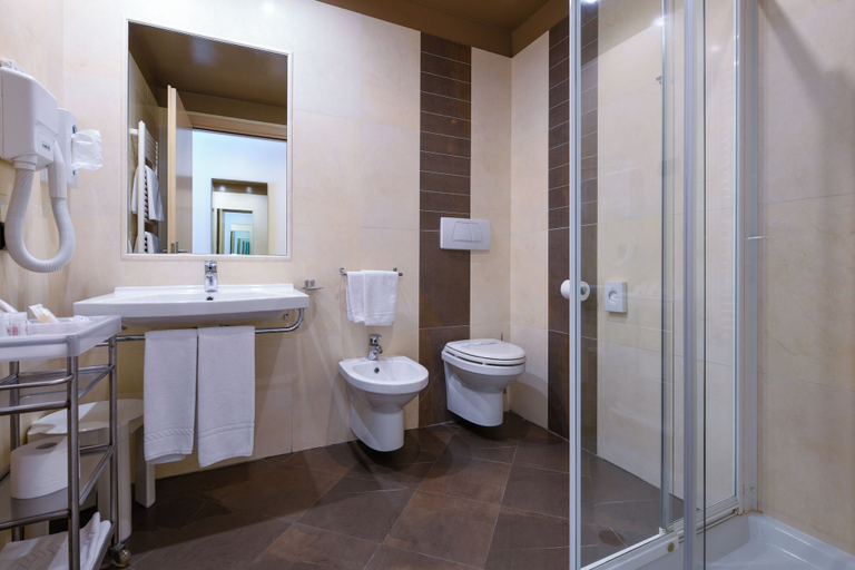 Bathroom 5, Hotel Europa, Verona