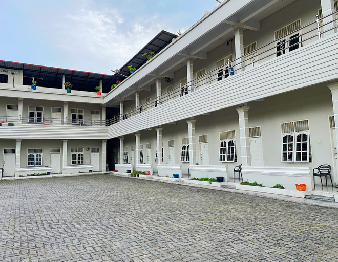 Exterior & Views