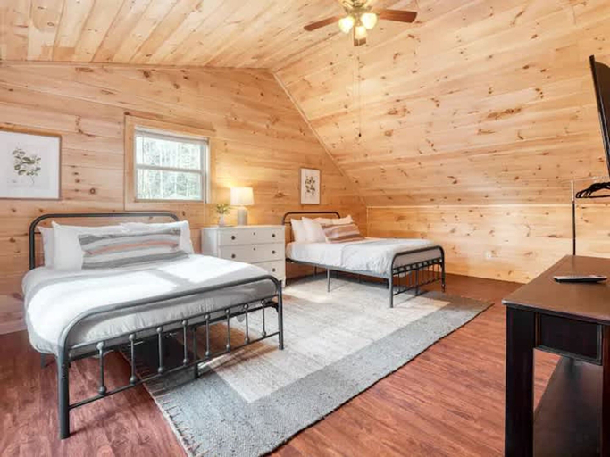 Room 2, Charming Smoky Mountain Cabin w Hot tub Views, Sevier