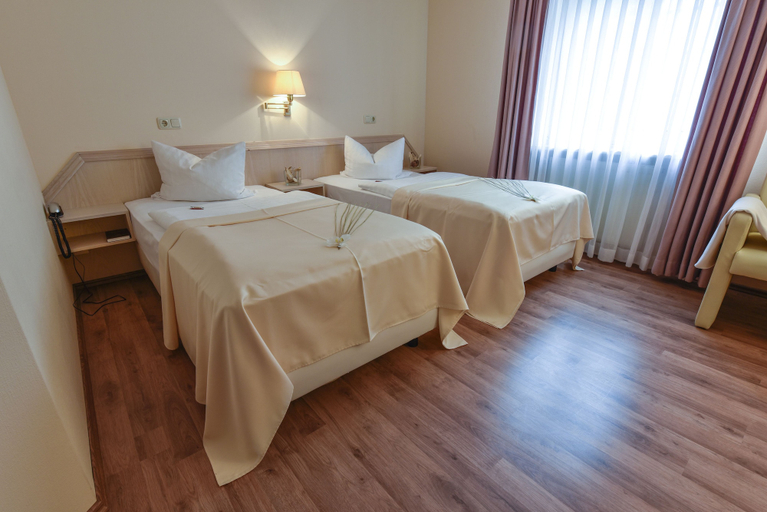 Bedroom 3, Atrium Hotel Amadeus, Burgenlandkreis