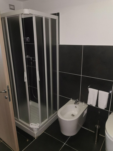 Bathroom 5, Tus' Hotel, Messina