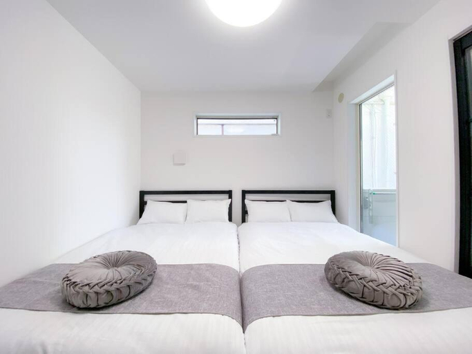 Bedroom 2, 合計6部屋 Residential Hotel Glitter,USJまで1駅5分,難波や梅田,道頓堀へも1駅, Osaka