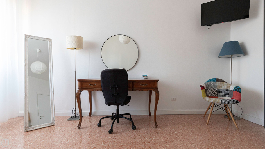 Room 4, Risorgimento 99 A in Sesto San Giovanni, Milano