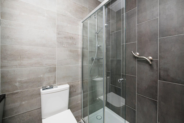 Bathroom 5, La Mon and Country Club Belfast, Lisburn and Castlereagh