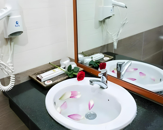 Bathroom 3, Siem Reap Town Hotel, Siem Reap