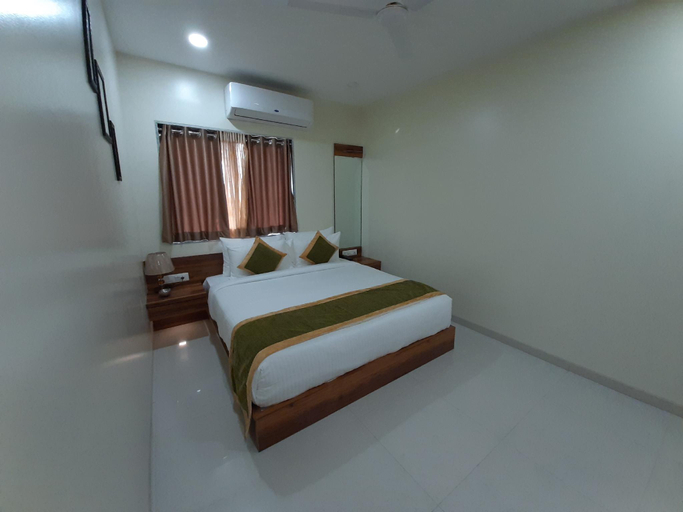 Others 4, Hotel Almond, Jalna