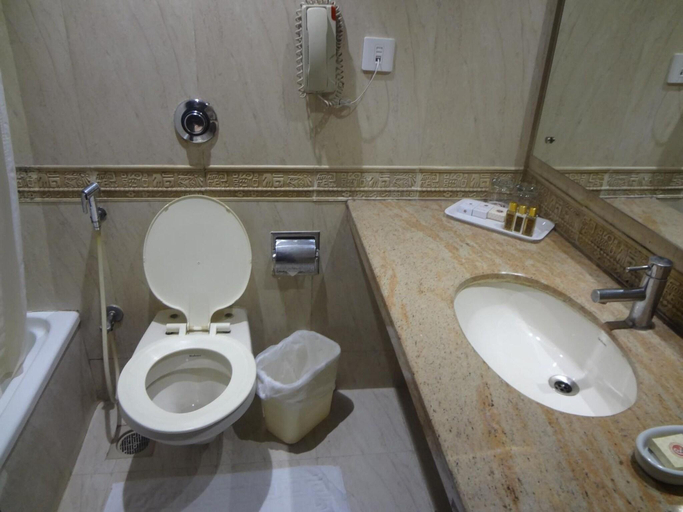 Bathroom 5, Ramee Guestline - Juhu, Mumbai Suburban