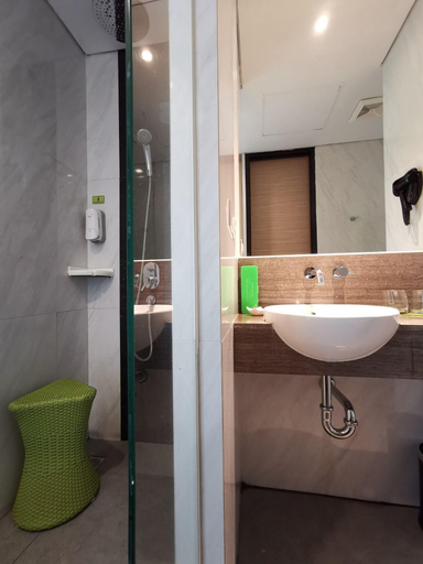Bathroom 5, MaxOneHotels at Platinum Hayam Wuruk Jakarta, Central Jakarta