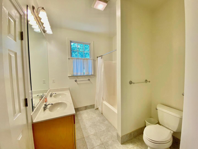 Bathroom 3, Columbia Avenue 23, Sussex
