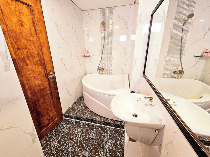 Bathroom 4, Pink Boutique Ben Thanh Hotel, District 1