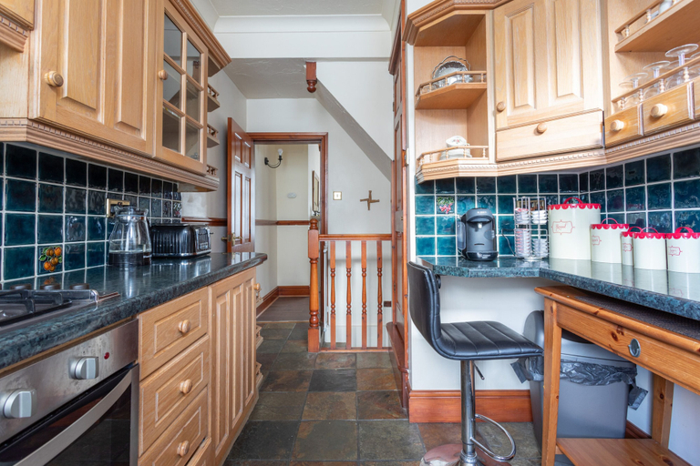 Private kitchen 4, Haworth Village House - Sleeps 6 Parking & Pets!, Bradford
