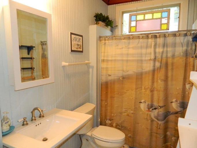 Bathroom 3, Columbia Avenue 26, Sussex