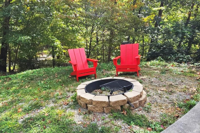 Room 4, Pigeon Forge Mins I Gatlinburg I Hot tub I Firepit, Sevier
