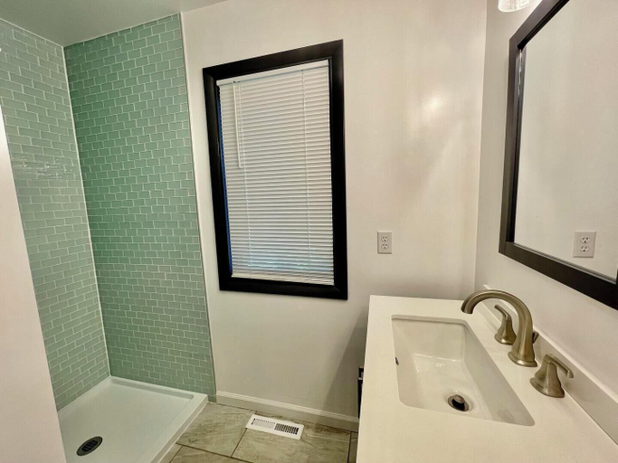 Bathroom 4, Swedes Street 201, Sussex